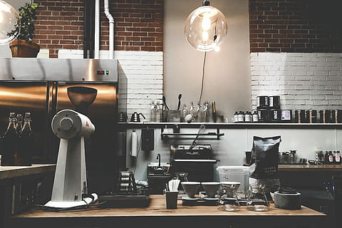 branco, ficar de pé, misturador, Castanho, de madeira, mesa, cerâmica, xícaras, café, cafeteria, máquina, expresso, leve, dentro de casa, ninguém, equipamento de iluminação, sala doméstica, dia, cozinha, o negócio, recipiente, cozinha doméstica, ainda vida, máquina de café, utensílio de cozinha, comida e bebida, grande grupo de objetos, estante, lâmpada elétrica, balcão de cozinha, fã exausto, 4K, CC0, domínio público, royalty free