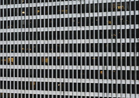 blanc, pintat, construir paret, estructura de formigó blanc, arquitectura, edifici, finestra, patró, façana, carrer, ciutat, marc complet, repetició, fons, cap gent, costat a costat, estructura construïda, funció de construcció de parets, en fila, a l'interior, multicolor, dia, primer pla, abundància, detall, gran grup d'objectes, 5K, CC0, domini públic, lliure de regalies
