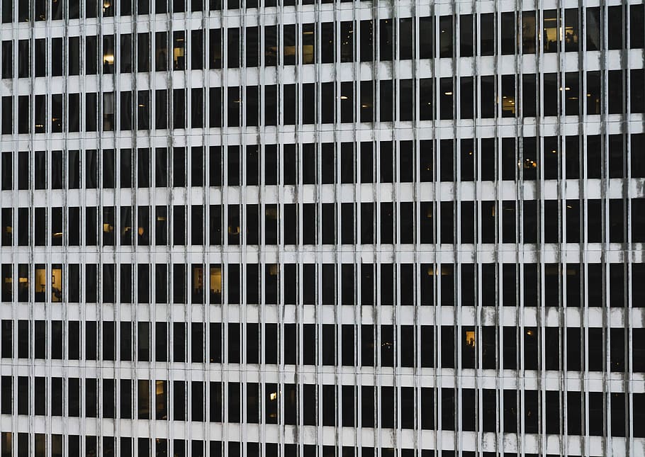 blanc, pintat, construir paret, estructura de formigó blanc, arquitectura, edifici, finestra, patró, façana, carrer, ciutat, marc complet, repetició, fons, cap gent, costat a costat, estructura construïda, funció de construcció de parets, en fila, a l'interior, multicolor, dia, primer pla, abundància, detall, gran grup d'objectes, 5K