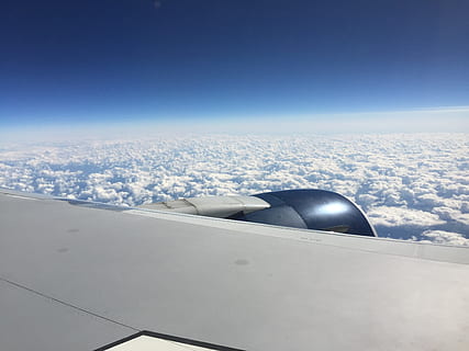 Flugzeug, Flügel, Wolken, Himmel, Ebene, Reise, Luft, Transport, Flug, fliegen, Blau, Jet, Ausflug, Geschäft, Verkehrsflugzeug, Urlaub, Aussicht, fliegend, Platz, Motor, Luftfahrzeug, Natur, kopieren sie platz, keine Leute, Tag, Transportmittel, draußen, Szenen - Natur, in der Luft, wolke - himmel, High Angle View, unterwegs, Gebäudehülle, weiße Farbe, 2K