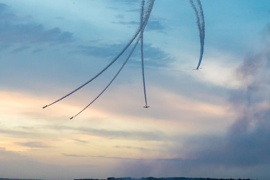 vol, avió, núvols, cel, volar, viatjar, aire, avions, viatge, aviació, transport, jet, volant, negocis, aeroport, turisme, vacances, càrrega, passatger, avió de línia, ala, modern, festa, gira, turista, disseny, pis, equipatge, sortida, velocitat, blau, militar, forces aeries, exèrcit, marina, formació, vapor, chemtrail, ràpid, alt, moviment, núvol - cel, cap gent, naturalesa, vista d’angle baix, pista de vapor, a l'aire lliure, animal, vertebrats, bellesa a la natura, a l'aire, temes d'animals, posta de sol, manera de transport, tranquil·litat, dia, espectacle aeri, fauna animal, 5K