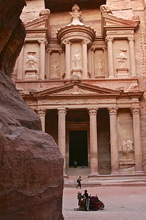 Pieta, Jordan, temple yakınındaki insanlar, mimari, bina, kolon, sütun, anıt, Kaya, taş, oymalar, Tarihçe, Ürdün, çöl, klasik, petra, yapılı yapı, dış yapı, geçmiş, heykel, mimari sütun, Sanat ve zanaat, gerçek insanlar, temsil, insan temsili, seyahat yerleri, eski, erkek benzerliği, turizm, bir grup insan, gün, eski uygarlık, açık havada, arkeoloji, 2K, CC0, kamu malı, telif ücretsiz
