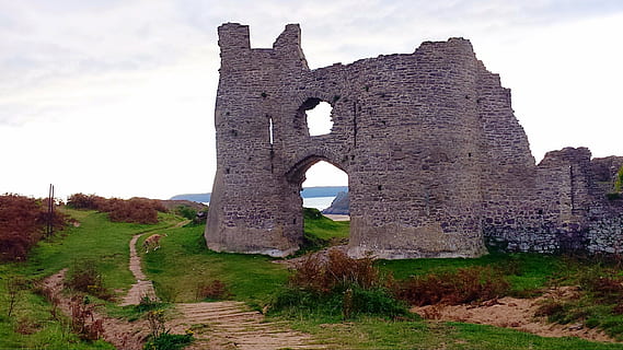 tre klipper bay, slot, klipper, Gower, landskab, natur, udendørs, historie, arkitektur, gammel ruin, gammel, fort, fortiden, himmel, bygget struktur, græs, plante, rejsemål, sky - himmel, dag, ingen mennesker, ødelagt, beskadiget, bue, forladt, rejse, forringelse, gamle civilisation, arkæologi, Stenmur, 2K, CC0, offentligt domæne, royaltyfrie
