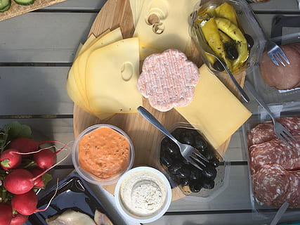 desayuno, desayuno tardío, queso, buffet, beneficio de, brunch de los domingos, Buenos días, desayunar, disfrutar, Desayuno buffet, frisch, Käseplatte, un pan, rodar, salami, comida y bebida, comida, frescura, vista de alto ángulo, variación, elección, carne, alimentación saludable, Fruta, adentro, producto lácteo, naturaleza muerta, nadie, vegetal, utensilio de cocina, envase, bienestar, equipo doméstico, Al por menor, 4K, CC0, dominio público, libre de derechos
