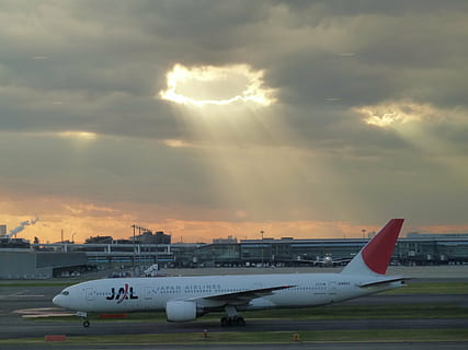 Himmel, Jet, Wolke, Stelle, Luftfahrzeug, Flugzeug, Transport, wolke - himmel, Transportmittel, Flughafen, Sonnenuntergang, Flughafen-Rollbahn, Reise, Natur, Verkehrsflugzeug, keine Leute, öffentliche Verkehrsmittel, Luft-und Raumfahrtindustrie, draußen, Flugzeugflügel, Seitenansicht, Sonnenlicht, stationär, 2K, CC0, gemeinfrei, lizenzfrei