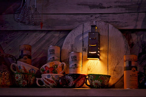 Innere, Geschirr, Lampe, Reibe, Regiment, ethnische Zugehörigkeit, Zimmer, Holz - Material, drinnen, keine Leute, Essen und Trinken, Container, Flasche, die Architektur, Lichtanlage, Lebensmittel, Kunst und Handwerk, Natur, gebaute Struktur, beleuchtet, Gebäude, Wandbau - Funktion, Laterne, Regal, Alkohol, elektrische Lampe, 4K, CC0, gemeinfrei, lizenzfrei