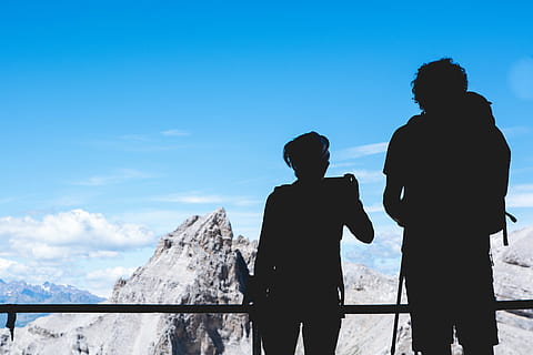 deux, des personnes, donnant sur, chaînes de montagnes, silhouette, la personne, regardant, rocheux, Montagne, Haut, bleu, ciel, des nuages, colline, vallée, la nature, aventure, escalade, randonnée, camping, de plein air, personnes, homme, femme, deux personnes, unité, vue arrière, femmes, couple hétérosexuel, Hommes, Activité de loisir, hiver, Vrais gens, permanent, trois quarts, beauté dans la nature, neige, modes de vie, paysages - nature, adulte, chaîne de montagnes, émotion positive, couple - relation, en plein air, vêtement chaud, 4K