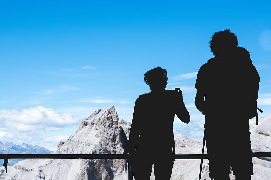 dos, persones, amb vistes, serres, silueta, persona, mirant, rocós, muntanya, superior, blau, cel, núvols, turó, vall, naturalesa, aventura, escalada, senderisme, campament, a l'aire lliure, gent, home, dona, dues persones, unió, vista del darrere, dones, parella heterosexual, homes, activitat d'oci, hivern, persones reals, de peu, tres quarts de longitud, bellesa a la natura, neu, estils de vida, escenics - natura, adult, Serra, emoció positiva, parella - relació, roba calenta, 4K