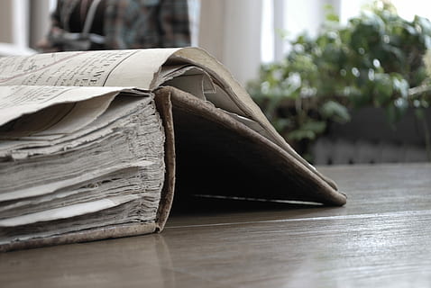 Brun, hardbound, dække over, bord, Bestil, bibliotek, uddannelse, viden, arkiv, leje, gammel, støv, indendørs, mode, forretning, virksomhedernes forretning, ingen mennesker, offentliggørelse, papir, selektiv fokusering, tæt på, avis, fokus på forgrunden, åben, stak, stilleben, gulve, dag, side, hjem interiør, overflade niveau, læder, 4K, CC0, offentligt domæne, royaltyfrie