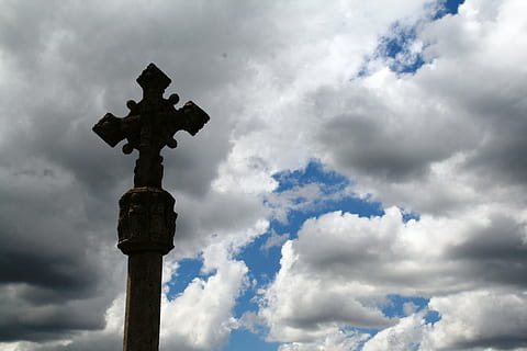 Cruz, cielo, nube, nuvola - cielo, religione, spiritualità, attraversare, credenza, nessuno, natura, giorno, Inquadratura dal basso, Cloudscape, cielo drammatico, rappresentazione umana, all'aperto, forma a croce, tomba, tempesta, 4K, CC0, dominio pubblico, privo di copyright