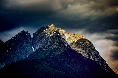 grønn, grå, fjell, skyer, dagtid, natur, landskap, himmel, reise, eventyr, trek, sol, lys, sky - himmel, ingen folk, utendørs, scenics, stormsky, solnedgang, dag, naturskjønnhet - natur, skjønnhet i naturen, fjellkjede, dramatisk himmel, storm, miljø, fast, stein, rock-objekt, fjelltopp, natt, ekstremt terreng, mørk, 4K, CC0, offentlig domene, opphavsrett gratis