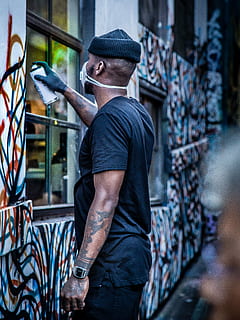 hombre pintando, pared, arquitectura, edificio, infraestructura, establecimiento, rociar, pintar, gente, hombre, chico, solo, calle, difuminar, hombres, una persona, gente real, ropa casual, día, gorra, en pie, tres cuartos de longitud, cintura para arriba, sombrero, actividad de ocio, participación, vista lateral, jóvenes, adulto joven, ropa, estilos de vida, al aire libre, 4K, CC0, dominio público, libre de derechos