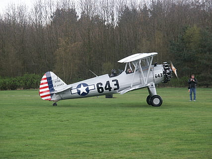 Oldtimer, Doppeldecker, Flyer, ausziehen, starten, abheben, losfahren, Flugzeug, Himmel, Propellerflugzeug, Technologie, Luftfahrt, Propeller, Kunstflug, leichtes Flugzeug, fliegen, Weltkrieg, m17, Sportflugzeug, Flug, Pflanze, Gras, Transport, Baum, Transportmittel, Seitenansicht, Luftfahrzeug, Natur, Tag, Sport, Freizeitbeschäftigung, Feld, Land, grüne Farbe, draußen, zufällige Menschen, Luft-und Raumfahrtindustrie, Menschen, fliegend, Ebene, 2K, CC0, gemeinfrei, lizenzfrei