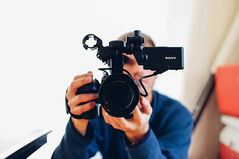 om, deținere, profesionist, cameră video, Sony, camera video profesionala, aparat de fotografiat - echipament fotografic, fotograf, fotografii tematice, o persoana, adult, Sesiuni foto, echipament, oameni, ocupație profesională, etnie caucaziană, hobby-uri, bărbați, tehnologie, tânăr adult, doar adulți, obiectiv - instrument optic, filmare, in cautarea, în interior, masculi, Industrie cinematografică, cameraman, televizor, vedere din față, arta culturii și divertismentului, echipament fotografic, ocupaţie, spațiu copie, camera video de acasă, mass-media, camera digitala, 720P