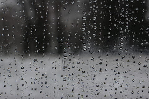 gotes d’aigua, gotes de pluja, fons, aqua, bombolla, cristall, tirar, medi ambient, vidre, líquid, màgia, lluminós, natural, naturalesa, pur, realista, condensació, refrescant, guai, reflexió, transparent, aigua, superfície, pluja, humit, blanc, brillant, eco, clar, decoratiu, gota, frescor, icona, cap gent, tempesta, marc complet, a l'interior, finestra, vidre - material, gota de pluja, primer pla, patró, temporada de pluges, resum, puresa, 5K, CC0, domini públic, lliure de regalies