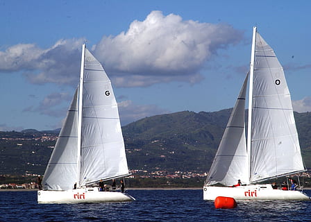 dos, blanc, navegar, embarcacions, catania, Sicília, cel, núvols, port, badia, aigua, llac, velers, vela, canotatge, muntanyes, línia de costa, naturalesa, fora, vaixell nàutic, veler, transport, manera de transport, mar, iot, dia, viatjar, Color blanc, núvol - cel, a l'aire lliure, persones incidentals, arquitectura, iots, luxe, 1080P, CC0, domini públic, lliure de regalies