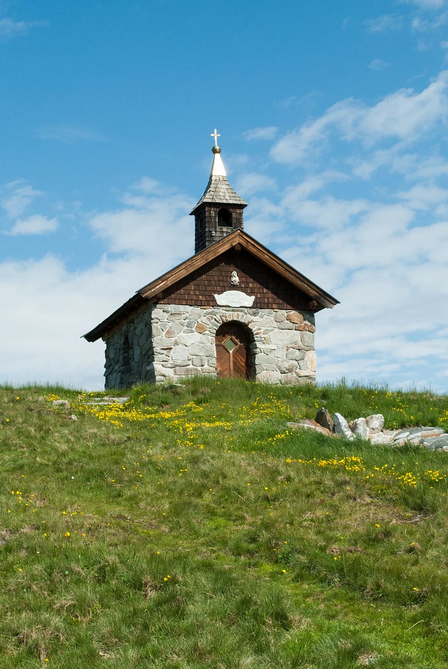 muntanyes, paisatge, naturalesa, capella, estiu, alpí, cel, prat, arquitectura, estructura construïda, abandonat, herba, exterior de l'edifici, edifici, planta, núvol - cel, lloc de culte, terra, camp, religió, creença, dia, espiritualitat, cap gent, a l'aire lliure, 2K