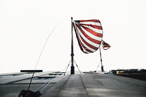 rød, hvid, stripe flag, stribet, flag, pol, dagtimerne, selektiv farvefotografi, amerikansk flag, udendørs, ingen mennesker, patriotisme, dag, himmel, natur, vind, skyfri himmel, transportmidler, arkitektur, stolthed, kopiere plads, miljø, bygget struktur, transportform, uafhængighed, nationalt ikon, 4K, CC0, offentligt domæne, royaltyfrie