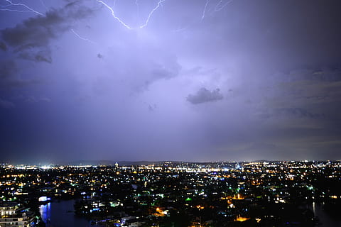 Blitz, Elektrizität, Sturm, Gewitter, mächtig, Wetter, Streik, Energie, Leistung, elektrisch, Bolzen, Schock, Natur, Nacht-, Himmel, Achtung, Funke, beleuchtet, Stadtbild, wolke - himmel, keine Leute, Stadt, die Architektur, Gebäudehülle, gebaute Struktur, Gebäude, Kraft in der Natur, Schönheit in der Natur, High Angle View, Stadt leben, draußen, Wolkenkratzer, 4K, CC0, gemeinfrei, lizenzfrei
