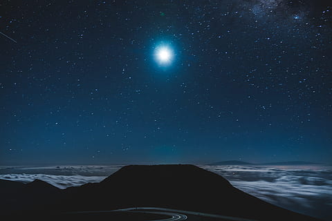 foto da silhueta, corpo, agua, azul, céu, noite, silhueta, montanha, estrelas, lua, luar, haleakala, cimeira, nuvem, orad, estrela - espaço, astronomia, via Láctea, galáxia, constelação, natureza, Sombrio, espaço, panorama, nebulosa, planeta - espaço, scenics, Ciência, campo de estrelas, mar, tranquilidade, ao ar livre, scenics - natureza, beleza na natureza, cena tranquila, meio Ambiente, Estrela, ninguém, neve, Pico da montanha, 5K, CC0, domínio público, royalty free