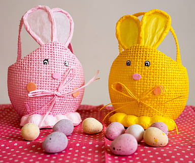 dos, amarillo, rosado, cestas de conejo de mimbre, guijarros de colores surtidos, huevo, cesta, Pascua de Resurrección, vistoso, paño, decoración, celebracion, culturas, regalo, color rosa, vacaciones, huevo de Pascua, conejo de Pascua, comida, representación, adentro, animal, comida y bebida, representación animal, nadie, mamífero, conejo - animal, temas de animales, naturaleza muerta, primavera, pastel de Pascua, 2K, CC0, dominio público, libre de derechos