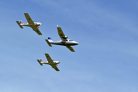 flyvningen, himlen, luftfart, himmel, luftfart, fly, flyvende, luftfartøj, transportmidler, luft, transportform, landing - røre ned, kommerciel flyvemaskine, blå, luftfartsindustrien, rejse, lufthavn, flyvinger, luft show, Midt i luften, på farten, bevægelse, militær, natur, dag, skyfri himmel, ingen mennesker, lav vinkel visning, kampfly, hær, luftvåben, udendørs, sport aktivitet, kunstflyvning, dampspor, 2K, CC0, offentligt domæne, royaltyfrie