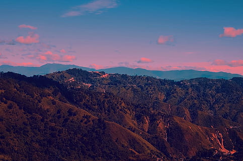 muntanya, verd, arbres de fulles, núvols, vespre, tarda, paisatge, muntanyes, naturalesa, fotografia de natura, a l'aire lliure, escènic, silueta, cel, posta de sol, arbres, escenics - natura, bellesa a la natura, escena tranquil·la, tranquil·litat, medi ambient, Serra, escena no urbana, núvol - cel, idíl·lic, cap gent, remot, geografia física, destinacions de viatge, color taronja, 4K, CC0, domini públic, lliure de regalies