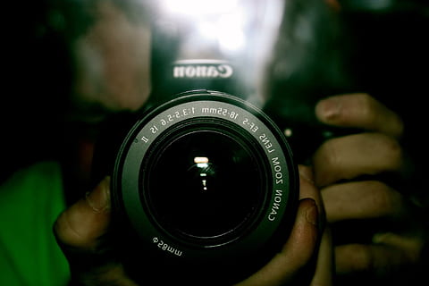 レンズ, シャッター, 口径, ズーム, フォーカス, バックグラウンド, 人間, eos550d, 写真のテーマ, カメラ - 写真機器, 写真機材, 人間の手, レンズ - 光学機器, カメラ, 撮影, 人体の部分, ハンド, 技術, デジタルカメラ, 前景に焦点を当てる, アクティビティ, 閉じる, ホールディング, レンズ - 目, 写真家, セレクティブフォーカス, 一人, 一眼レフカメラ, 指, 1080P, CC0, パブリックドメイン, ロイヤリティフリー