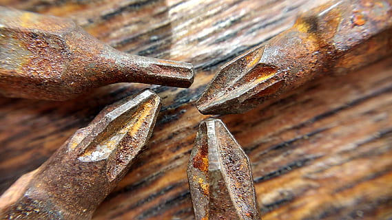 Makro, Rost, alt, Werkzeuge, Schrott, Metall, rostig, Nahansicht, Holz - Material, keine Leute, beschädigt, verwittert, Tag, draußen, heruntergewirtschaftet, Ablehnen, Verschlechterung, Hintergründe, texturiert, Vollbild, Natur, braun, High Angle View, Stärke, 4K, CC0, gemeinfrei, lizenzfrei