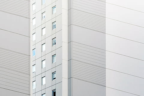 edificio de hormigón de gran altura, arquitectura, blanco, edificio, infraestructura, diseño, oficina, el color blanco, abierto, trastero, Archivador, estante, datos, adentro, historia, exterior del edificio, ventana, estructura construida, nadie, negocio, modelo, moderno, edificio de oficinas exterior, vista de ángulo bajo, ciudad, en una fila, Negocio corporativo, orden, apartamento, rascacielos, 2K, CC0, dominio público, libre de derechos
