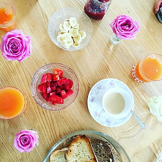 mic dejun, cafea, ceașcă, pâine, flori, fruct, căpșune, banane, suc de fructe, mancare si bautura, alimente, prospeţime, masa, mâncat sănătos, bunăstare, gustare, băutură, vedere în unghi mare, natură moartă, în interior, direct deasupra, castron, gata să mănânce, masă, nici o persoana, floare, sticlă, 2K, CC0, domeniu public, fără drepturi de autor