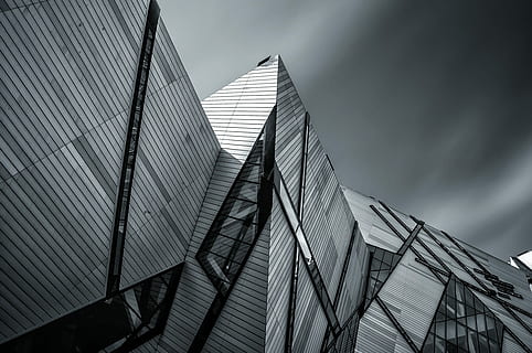 fotografia en escala de grisos, alt, edifici de pujada, ull de cuc, veure la fotografia, edifici, finestra, arquitectura, façana, gris, núvol, blanc i negre, exterior, exterior de l'edifici, estructura construïda, cel, vista d’angle baix, ciutat, exterior d’edifici d’oficines, oficina, núvol - cel, modern, alta - alta, cap gent, gratacels, naturalesa, vidre - material, reflexió, torre, negocis, a l'aire lliure, 1080P, CC0, domini públic, lliure de regalies