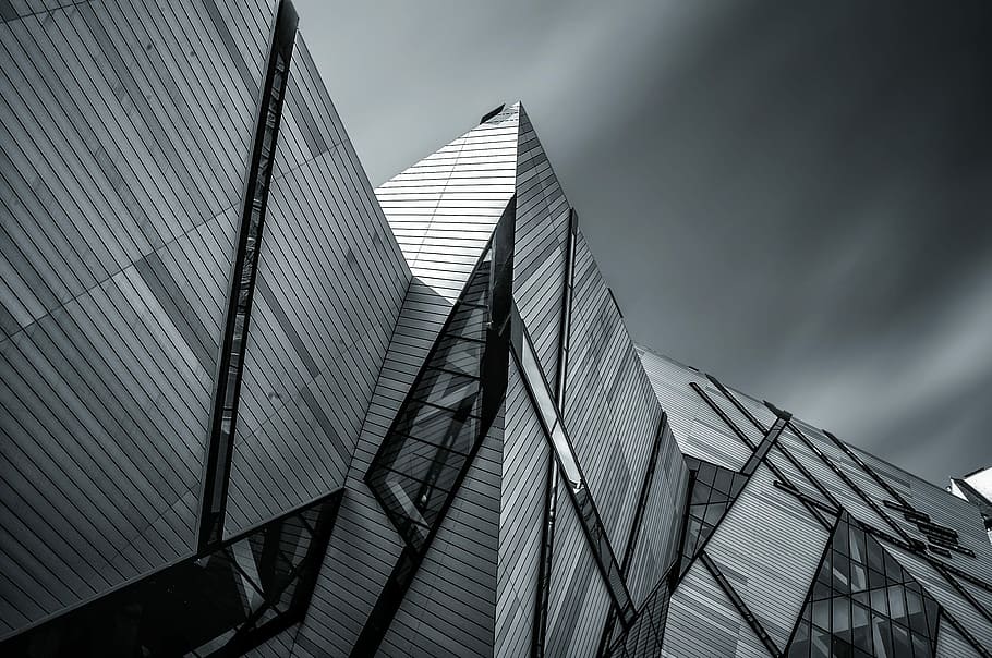 fotografia en escala de grisos, alt, edifici de pujada, ull de cuc, veure la fotografia, edifici, finestra, arquitectura, façana, gris, núvol, blanc i negre, exterior, exterior de l'edifici, estructura construïda, cel, vista d’angle baix, ciutat, exterior d’edifici d’oficines, oficina, núvol - cel, modern, alta - alta, cap gent, gratacels, naturalesa, vidre - material, reflexió, torre, negocis, a l'aire lliure, 1080P