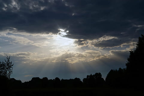 auringonlasku, taivas, pilviä, tummat pilvet, maisema, idylli, levätä, Abendstimmung, pilvi - taivas, puu, kasvi, siluetti, kauneus luonnossa, tyyneys, rauhallinen kohtaus, maisemat - luonto, ei ihmisiä, auringonsäde, auringonvalo, luonto, ei-kaupunkikuvia, maa, kasvu, ympäristö, metsä, aurinko, 5K, CC0, public domain, rojaltivapaa