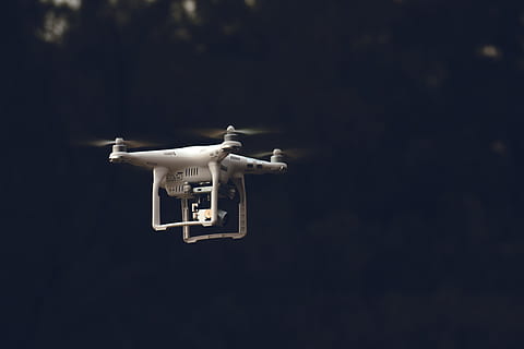 hvid, dji phantom-serie quadcopter, flyvende, dagtimerne, quadrokopter, kamera, dji phantom, teknologi, drone, flyvningen, hover, fly, luftfartøj, transportmidler, himmel, luft, transportform, propel, helikopter, blå, ingen mennesker, sort baggrund, tæt på, udendørs, dag, Midt i luften, kopiere plads, bevægelse, lav vinkel visning, på farten, kampfly, natur, enkelt objekt, overvågning, rejse, 5K, CC0, offentligt domæne, royaltyfrie