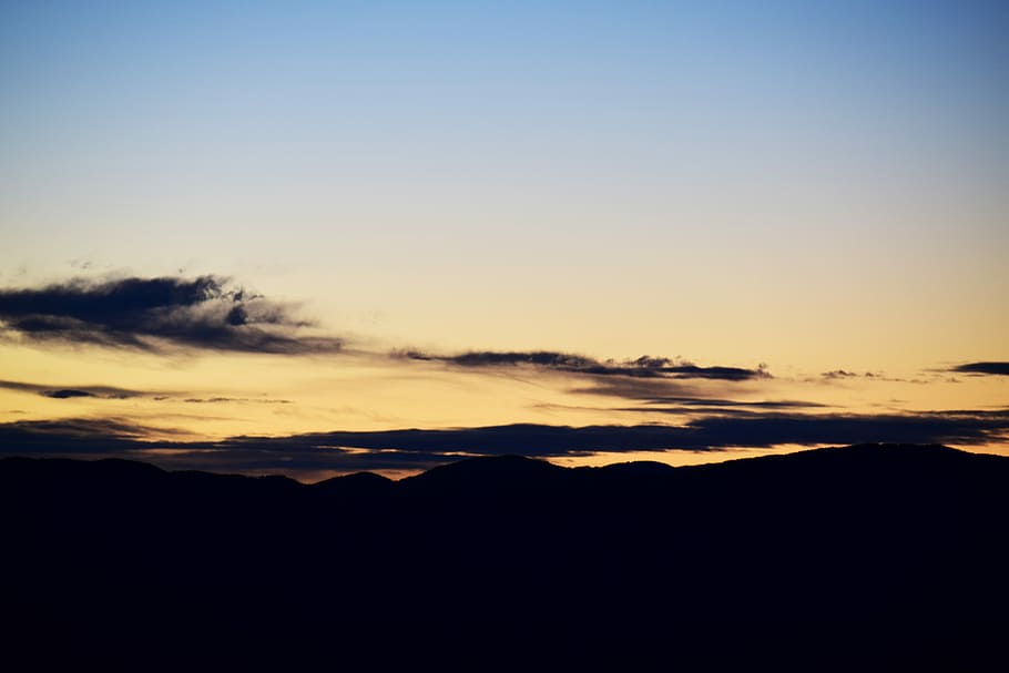 gouden, uurfoto, hemel, berg silhouet, zonsondergang, wolk, zonsopkomst, oranje, schoonheid in de natuur, scenics - natuur, kalmte, wolk - lucht, rustige scène, silhouet, natuur, berg-, milieu, idyllisch, geen mensen, kopie ruimte, dramatische hemel, buitenshuis, landschap, majestueus, bergketen, atmosfeer, romantische hemel, 5K