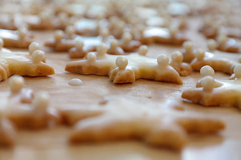 Ondiep, focus fotografie, koekjes, koekje, asterisk, dichtbij, bakken, kersttijd, zoet, heerlijk, knabbelen, ausstecherle, ster, versierd, ornament, kralen, cookie cutter, kleine cakes, Kerstmis, het formulier, kerstkoekjes, elderdeeg coring, voedsel, eten en drinken, versheid, binnenshuis, selectieve aandacht, detailopname, grote groep objecten, deeg, tafel, geen mensen, stilleven, voorbereiding, rauw eten, zoet eten, gebakken, vorm, vakantie, Italiaans eten, meel, verleiding, 5K, CC0, publiek domein, royaltyvrij