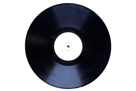 ordinateur matériel, DVD, médias, électronique, espace de rangement, la musique, coupé, culture artistique et divertissement, record, Forme géométrique, cercle, forme, style rétro, couleur noire, Plastique, équipement, fond blanc, La technologie, espace de copie, objet unique, bruit, étiquette, à l'intérieur, personne, brillant, vie nocturne, 2K, CC0, domaine public, libre de droits