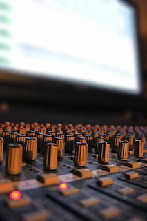 nærbilde foto, svart, lyd, mikser, studio, ta opp, blande, musikk, teknologi, utstyr, profesjonell, lydmiksere, lydopptak utstyr, lydutstyr, innendørs, styre, Opptaksstudio, selektiv fokusering, kunstkultur og underholdning, nærbilde, kontrollpanel, knott, ingen folk, elektronikkindustrien, datamaskin, forbindelse, musikk Instrument, trykknapp, 5K, CC0, offentlig domene, opphavsrett gratis
