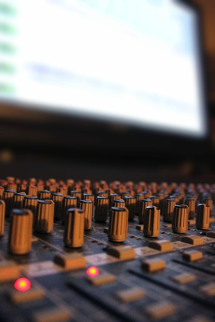 Nahaufnahmefoto, schwarz, Audio-, Rührgerät, Studio, Aufzeichnung, Musik-, klingen, Technologie, Ausrüstung, Professionel, Tonmischer, Tonaufzeichnungsgeräte, Tontechnik, drinnen, Steuerung, Aufnahmestudio, selektiver Fokus, Kunst, Kultur und Unterhaltung, Nahansicht, Schalttafel, Knopf, keine Leute, Elektronik-Industrie, Computer, Verbindung, Musikinstrument, Mischen, Druckknopf, 5K