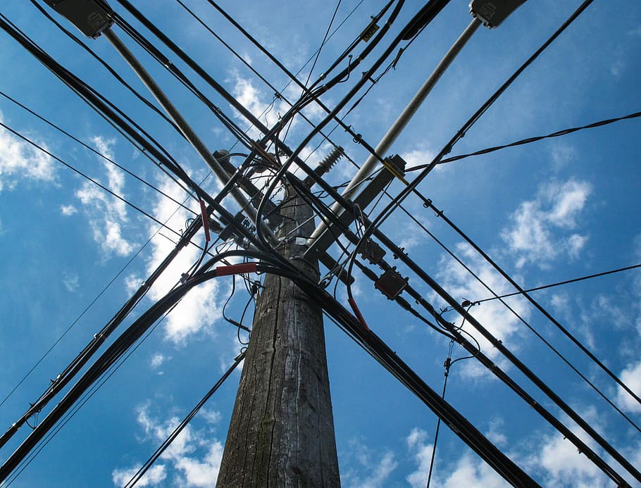 Kabelgeometrie, Blau, Himmel, niedrig, Winkel Foto, grau, schwarz, Sendemast, Kabel, elektrisch, Strommast, Stromleitung, Elektrizität, Energie, Leistung, blauer Himmel, Pole, Telefon, Draht, Linie, technisch, Komplex, Netzteil, wolke - himmel, Flachwinkelansicht, Kraftstoff- und Stromerzeugung, Verbindung, Technologie, Komplexität, keine Leute, Natur, Telefonleitung, Tag, draußen, Telefonmast, direkt darunter, elektrische Ausrüstung, parallel, 2K