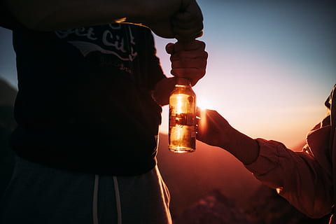 henkilö, tilalla, lasipullo, mies, nainen, miehet, ulkona, ihmiset, juominen, pullo, alkoholi, juoda, kesä, olut - alkoholi, aikuinen, auringonlasku, elämäntavat, urokset, auringonvalo, ihmisen käsi, ihmiskehon osa, vain aikuisille, yö-, taivas, käsi, virvoke, olut, kaljapullo, ruoka ja juoma, oikeita ihmisiä, kontti, vapaa-ajan toiminta, lasi-, 5K, CC0, public domain, rojaltivapaa