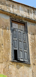 okno, Ściana, stary, okiennice, lato, wyblakły, drewno, architektura, na zewnątrz budynku, zbudowana struktura, fasada, stare ruiny, budynek, żadnych ludzi, niski kąt widzenia, dzień, funkcja budowy ścian, dom, Zamknięte, opuszczony, na dworze, drewno - materiał, dzielnica mieszkaniowa, historia, uszkodzony, zrujnowany, 5K, CC0, domena publiczna, darmowe zdjęcia