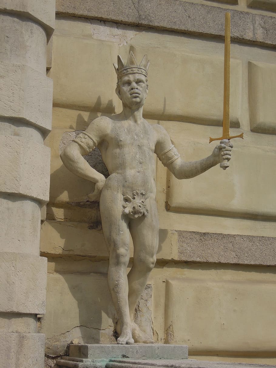 Statue, Kunst, Schwert, Skulptur, Kunst und Handwerk, Darstellung, menschliche Darstellung, die Architektur, männliche Ähnlichkeit, Kreativität, Wandbau - Funktion, gebaute Struktur, Flachwinkelansicht, keine Leute, Gebäudehülle, die Vergangenheit, Geschichte, Schnitzen - Handwerksprodukt, Tag, Gebäude, Reiseziele, aufwendig, 4K
