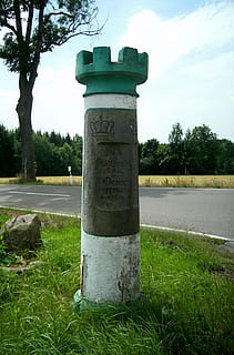 distanța coloană, direcție înțeleaptă, director, signposts, kurschsäschsiche coroana, locație specificată, entferungsangabe, bundesstrasse101, orele muntoase, plantă, copac, iarbă, natură, zi, nici o persoana, cer, camp, creştere, Culoarea verde, în aer liber, teren, comunicare, text, apă, Siguranță, protecţie, nor - cer, Securitate, 2K, CC0, domeniu public, fără drepturi de autor