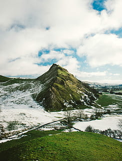 besneeuwd, heuvel, wit, wolken, dag, landmark fotografie, berg-, Open, veld-, bedekt, sneeuw, blauw, bewolkt, luchten, boom, gras, hemel, wolk - lucht, schoonheid in de natuur, kalmte, rustige scène, scenics - natuur, niet-stedelijke scène, fabriek, natuur, landschap, groene kleur, geen mensen, winter, idyllisch, milieu, koude temperatuur, buitenshuis, met sneeuw bedekte berg, bergtop, 5K, CC0, publiek domein, royaltyvrij