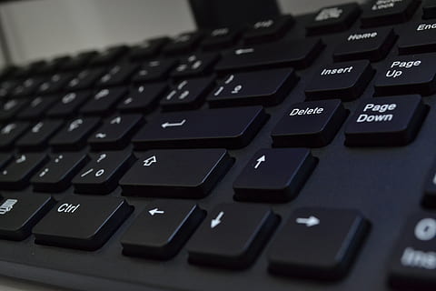 klawiatura, komputer, Informatyka, technologia, klawiatura komputerowa, tekst, wyposażenie komputera, list, technologia bezprzewodowa, zbliżenie, porozumiewanie się, alfabet, pismo zachodnie, laptop, część komputerowa, połączenie, klucz komputera, żadnych ludzi, wewnątrz, czarny kolor, numer, 4K, CC0, domena publiczna, darmowe zdjęcia