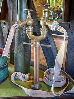 handfat, distributör, gammal, brand, vatten, brandvatten, mässing, koppar, aluminium, slang, tryckvattenledning, brandsläckning, vattendistributionssystem, slanganslutning, brandbekämpning, radera, vattenkran, vattenabstraktion, central, museum, metall, inget folk, inomhus, mätinstrument, maskineri, dag, Utrustning, mätare, närbild, industri, fortfarande liv, rörrör, kran, trämaterial, mätning, arkitektur, transparent, 4K, CC0, offentligt domän, royaltyfria