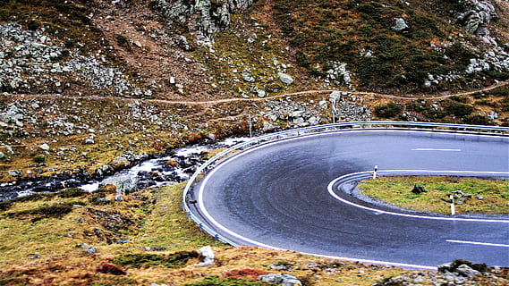 Landschaft, Scharf, Biege, Berge, Reise, Regen, Felsen, Weg, Strom, der Weg, Straße, Kurve, Transport, Tag, Natur, keine Leute, Schönheit in der Natur, Pflanze, Serpentine, High Angle View, Berg, Szenen - Natur, leere Straße, Nicht-städtische Szene, Bergstraße, Zeichen, Ruhe, Richtung, Baum, draußen, 4K, CC0, gemeinfrei, lizenzfrei