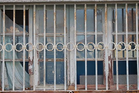 hvit, stål vindu ramme, metallgriller, vindusrute, nærbilde, bilde, vindu, hvitt metall, grille, gammel, glass, rust, skjerm, arkitektur, arkitektur og bygninger, bygge eksteriør, sikkerhetslinjen, fengsel, bygget struktur, gjerde, veggbyggingsfunksjon, metall, rusten, ingen folk, innendørs, dag, bygning, mønster, utendørs, lukket, sikkerhet, inngang, side ved side, forlatt, full ramme, glass - materiale, 8K, CC0, offentlig domene, opphavsrett gratis